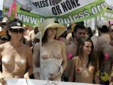 美国女性赤裸大游行争裸胸权利