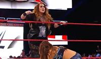 WWE 2017毫不留情：女子五重威胁赛 奈亚遭群