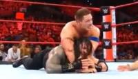WWE毫不留情大赛《塞纳和迪安同时对AJ使用屈服技